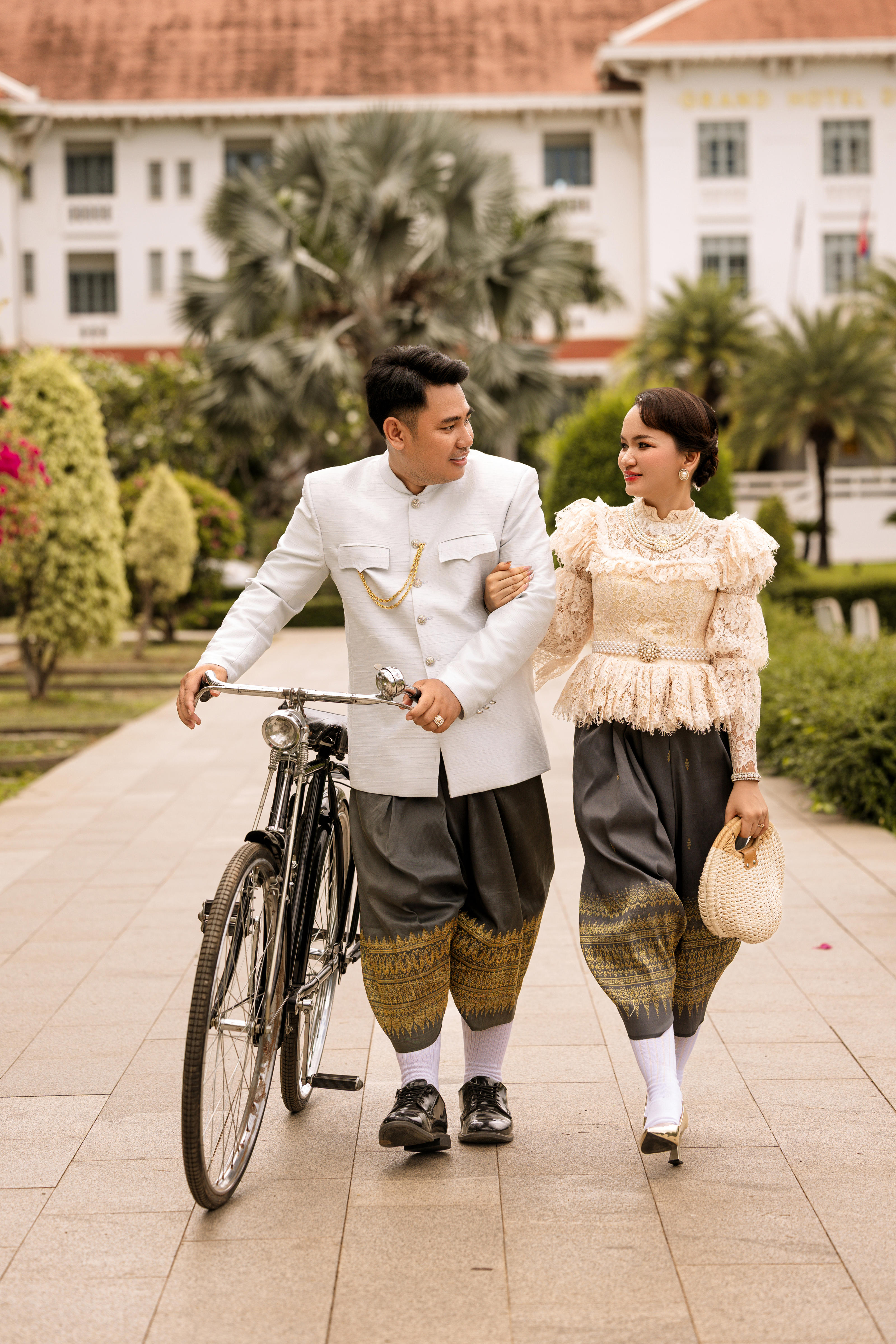 រូបអាពាហ៍ពិពាហ៍ 13